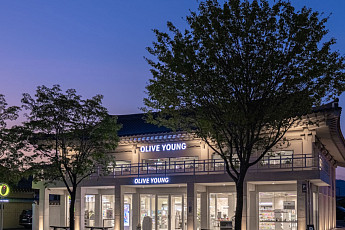 한옥에 토우·첨성대 굿즈까지…올리브영, 경주 최대 매장 열었다