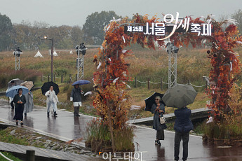낮부터 찬 공기에 ‘쌀쌀’⋯전국 곳곳 비ㆍ강풍 [날씨]