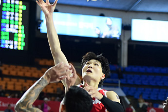 ‘안영준 21점’ SK, 정관장 5연승 저지⋯시즌 첫 승 신고