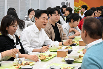 오세훈, 시청 구내식당서 ‘서울 달빛야장’ 특별 메뉴 배식⋯국감 대응 직원 격려