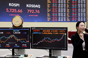 삼성전자·SK하이닉스 5%대 강세에 코스피 5700선 회복 [포토]