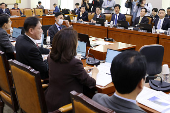 여야 ‘공소취소’ 충돌…“대통령 종용”·“정치 공세”[국감]