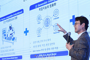 네 발로 누비고 두 팔로 공 집고…현실로 나온 ‘피지컬 AI’ [2027 테크퀘스트]