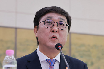 최휘영, 김혜경 해외행사 의혹 반박…유홍준 논란엔 감사 예고 [국감]