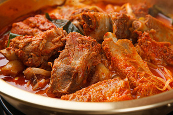 '2TV 생생정보' 오늘방송맛집- 맛집 맞수다, 김치 등갈비찜 vs 감자탕 승자는?