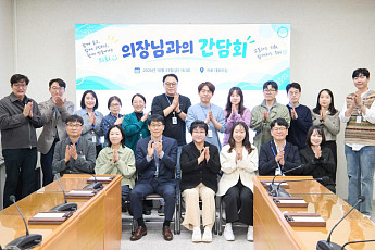 장정순, 정책지원관 15명과 마주 앉았다…용인시의회 의정지원 체계 개선 논의