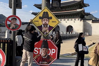 코 막은 왕과 왕비, 광화문에 나타났다⋯외국인 관광객에 무단 흡연 경고