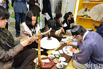 [포토]담양군 훈장님이 만들어 주는 덕담부채