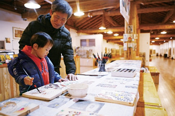 [여행]이색 박물관 봄 나들이… 아이는 ‘판화’ 찍어보고, 아빠는 몰래 ‘춘화’ 보고
