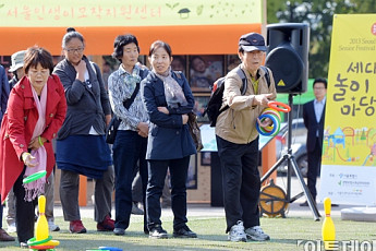 [포토]시니어페스티벌, 추억의 고리 던지기