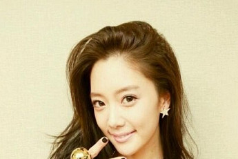 ‘클라라 엠카 인증샷’, 파격 전신레깅스에 불륨 터질 듯