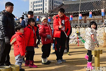 [포토]새해 첫 날 <b>남산</b>한옥마을 찾은 시민들