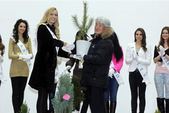 월드미스유니버시티 참가자 자국에서 가져온 나무 기증