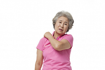 [100세까지 건강하게] 오십견 환자 과반수 <b>수면장애</b> 경험, 방치하면 어깨 통증 더 심해져 악순환