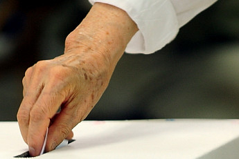 <b>지방선거</b> 후보자들,  어르신 위한 표심 작은 한걸음부터