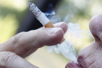 60대 흡연 男, 혈관 좁아지는 '죽상경화증' 위험 증가