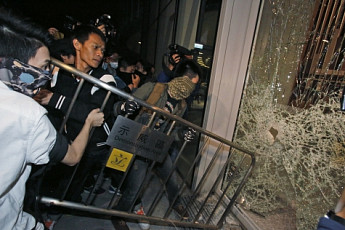 홍콩 反中시위대, 입법회 강제진입시도…바리케이드 철거에 반발