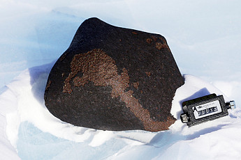 극지연구소, 남극 11kg 대형 운석 발견…진주 운석과 비교해 보니 '헉'