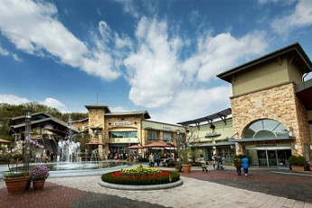 [뉴시니어 블루슈머] ‘꽃중년 옷태’ 궁금하다면… ‘여衣주’를 물어라