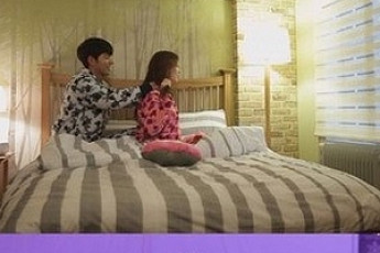 '우리결혼했어요' 홍종현-유라, 침실에서 무슨 일?… 농밀 스킨십+달콤한 배려