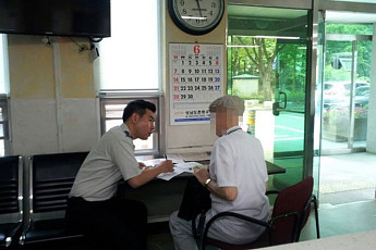 한달 전 세상 떠난 아내를 찾으러 온 영국 노인