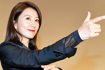 김희애, 왜 팔색조 연기자이냐구요?[배국남의 포토]
