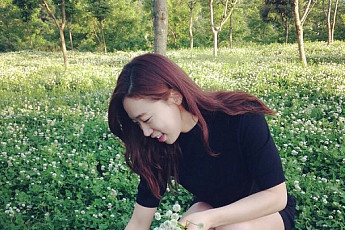 아빠는 딸 이미도, 들꽃같은 미모자랑…꽃밭 인증샷