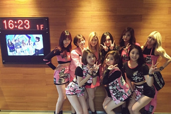 '음악중심' 트와이스 무대 직전 인증샷 공개 '두근두근'