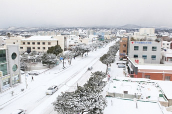 ‘스노질라’ 뒤덮은 제주공항, 최강 추위 나타낸 신조어 뜻은?…“스노마겟돈, 스노포칼립스”