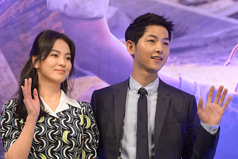 송중기‧송혜교의‘태양의 후예’, 김수현‧전지현의 28.1%‘별그대’압도한다! 왜? [배국남의 눈]