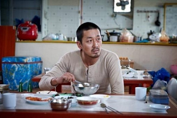 [스타와 먹거리⑦] “하정우 비켜”… 전지현 ‘치맥’ 윤후 ‘짜파구리’ 시청률 흡입
