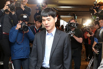 [이세돌-알파고 3국] 이세돌이 알파고 잡는 비장의 수 “고정관념을 깨라”