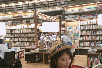 [다케오여행] (2)아름다운 도서관서 스타벅스 커피를