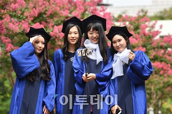 [포토] '여름 꽃나무 아래 추억'