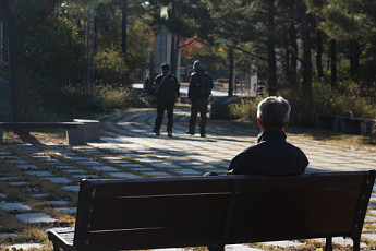 시인이 말했다, 외로우니까 사람이라고