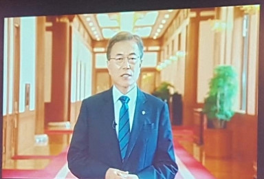 文대통령 “바이오의약품 놀라운 성과 기대..R&D지원 확대”