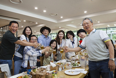 [포토]직원들과 맥주 마시는 녹십자 회장님