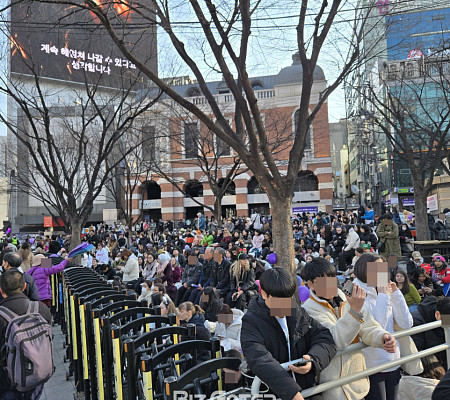 [비즈 포토] BTS 보려고 아침부터 광화문 광장 점령한 팬들