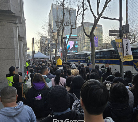 [비즈 포토] BTS 컴백 라이브, 광화문 거리에 가득 찬 팬들