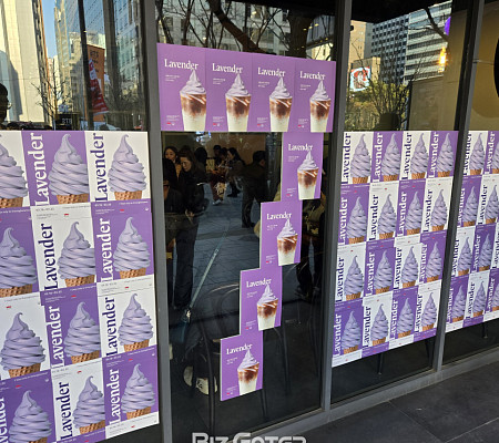 [비즈 포토] 카페 유리에 도배된 라벤더 포스터 "BTS 팬심 저격"