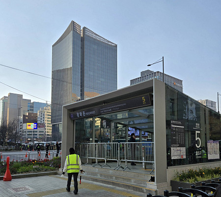 [비즈 포토] BTS 공연 "지하철 출구도 통제"