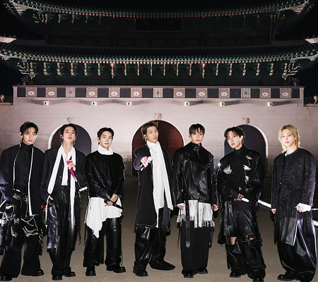 [비즈 포토] 방탄소년단, 경복궁 앞 '블랙 & 화이트' 카리스마 폭발