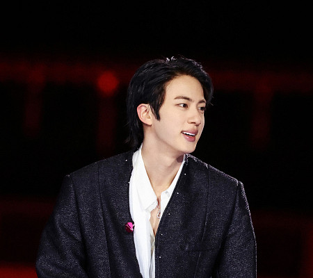 [비즈 포토] 방탄소년단 진, 라이브 공연 중 빛나는 독보적 아우라