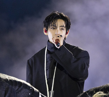 [비즈 포토] 방탄소년단 뷔, 깊은 눈빛으로 팬들 압도