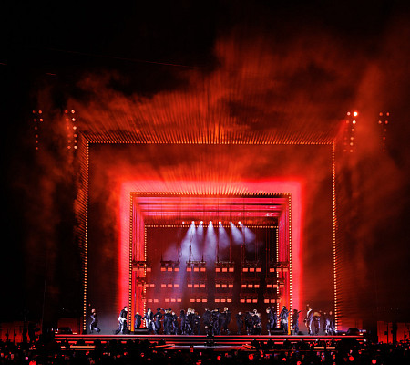 [비즈 포토] "심장을 뛰게 하는 비트" BTS, 레드 조명 속 카리스마 발산