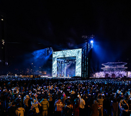 [비즈 포토] 경복궁 밤하늘 아래 선 BTS, 디지털 예술과 K-팝의 만남