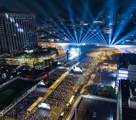 [비즈 포토] 세계를 흔든 BTS, 광화문서 한국의 위상 알리는 '보랏빛 함성'