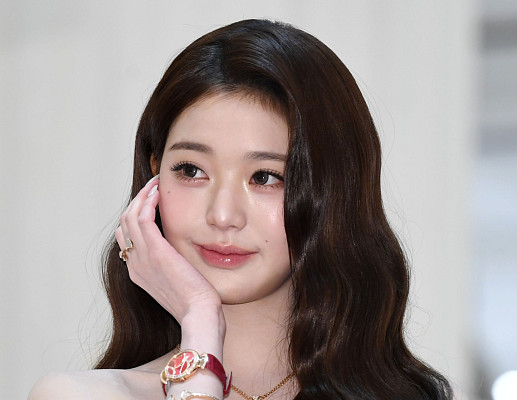 장원영, 화려한 미모와 우아한 포즈