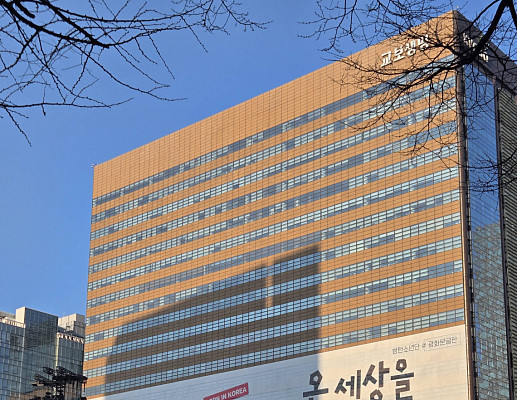 [비즈 포토] 광화문 교보빌딩에 등장한 BTS 현수막 "온 세상을 울릴 때까지"