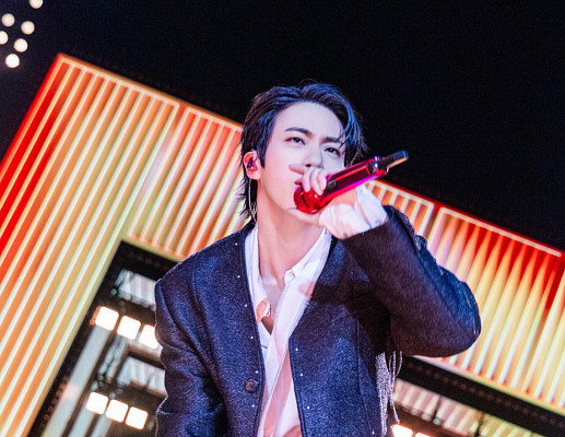 [비즈 포토] BTS 진, 광화문 밤하늘 수놓는 '비주얼 킹'의 열창